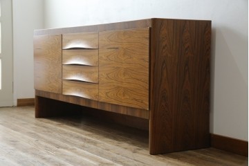 イギリスヴィンテージ　Gordon Russell(ゴードンラッセル)　ローズウッド材　重厚感と洗練を両立したサイドボード　(R-084826)