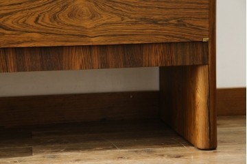 イギリスヴィンテージ　Gordon Russell(ゴードンラッセル)　ローズウッド材　重厚感と洗練を両立したサイドボード　(R-084826)