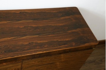 イギリスヴィンテージ　Gordon Russell(ゴードンラッセル)　ローズウッド材　重厚感と洗練を両立したサイドボード　(R-084826)