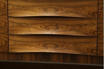 イギリスヴィンテージ　Gordon Russell(ゴードンラッセル)　ローズウッド材　重厚感と洗練を両立したサイドボード　(R-084826)