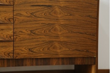 イギリスヴィンテージ　Gordon Russell(ゴードンラッセル)　ローズウッド材　重厚感と洗練を両立したサイドボード　(R-084826)