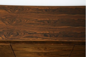 イギリスヴィンテージ　Gordon Russell(ゴードンラッセル)　ローズウッド材　重厚感と洗練を両立したサイドボード　(R-084826)