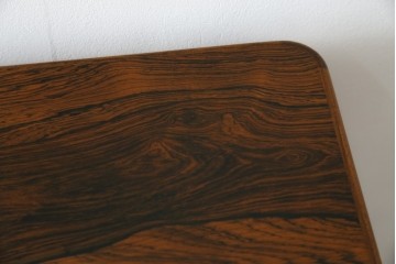 イギリスヴィンテージ　Gordon Russell(ゴードンラッセル)　ローズウッド材　重厚感と洗練を両立したサイドボード　(R-084826)