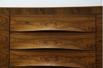 イギリスヴィンテージ　Gordon Russell(ゴードンラッセル)　ローズウッド材　重厚感と洗練を両立したサイドボード　(R-084826)