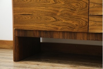 イギリスヴィンテージ　Gordon Russell(ゴードンラッセル)　ローズウッド材　重厚感と洗練を両立したサイドボード　(R-084826)