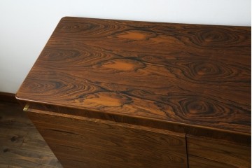 イギリスヴィンテージ　Gordon Russell(ゴードンラッセル)　ローズウッド材　重厚感と洗練を両立したサイドボード　(R-084826)