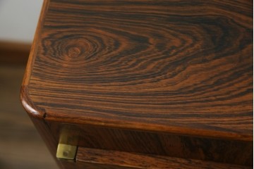 イギリスヴィンテージ　Gordon Russell(ゴードンラッセル)　ローズウッド材　重厚感と洗練を両立したサイドボード　(R-084826)