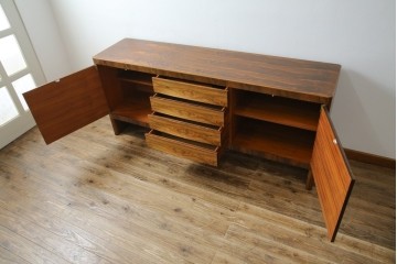 イギリスヴィンテージ　Gordon Russell(ゴードンラッセル)　ローズウッド材　重厚感と洗練を両立したサイドボード　(R-084826)