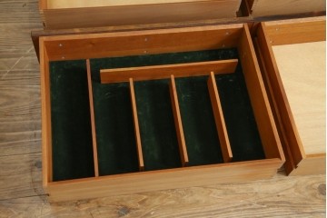 イギリスヴィンテージ　Gordon Russell(ゴードンラッセル)　ローズウッド材　重厚感と洗練を両立したサイドボード　(R-084826)