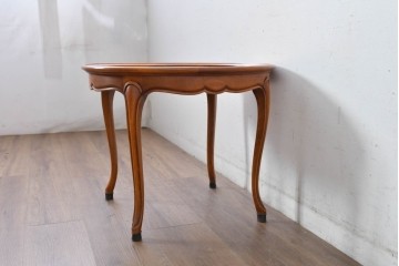 中古　美品　高級輸入家具　ビーチ材　優雅な猫脚デザインが魅力のコーヒーテーブル　定価約17万円相当　(R-084827)