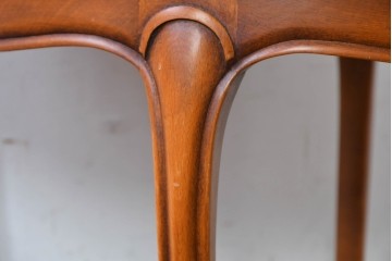 中古　美品　高級輸入家具　ビーチ材　優雅な猫脚デザインが魅力のコーヒーテーブル　定価約17万円相当　(R-084827)