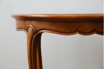 中古　美品　高級輸入家具　ビーチ材　優雅な猫脚デザインが魅力のコーヒーテーブル　定価約17万円　(R-084827)