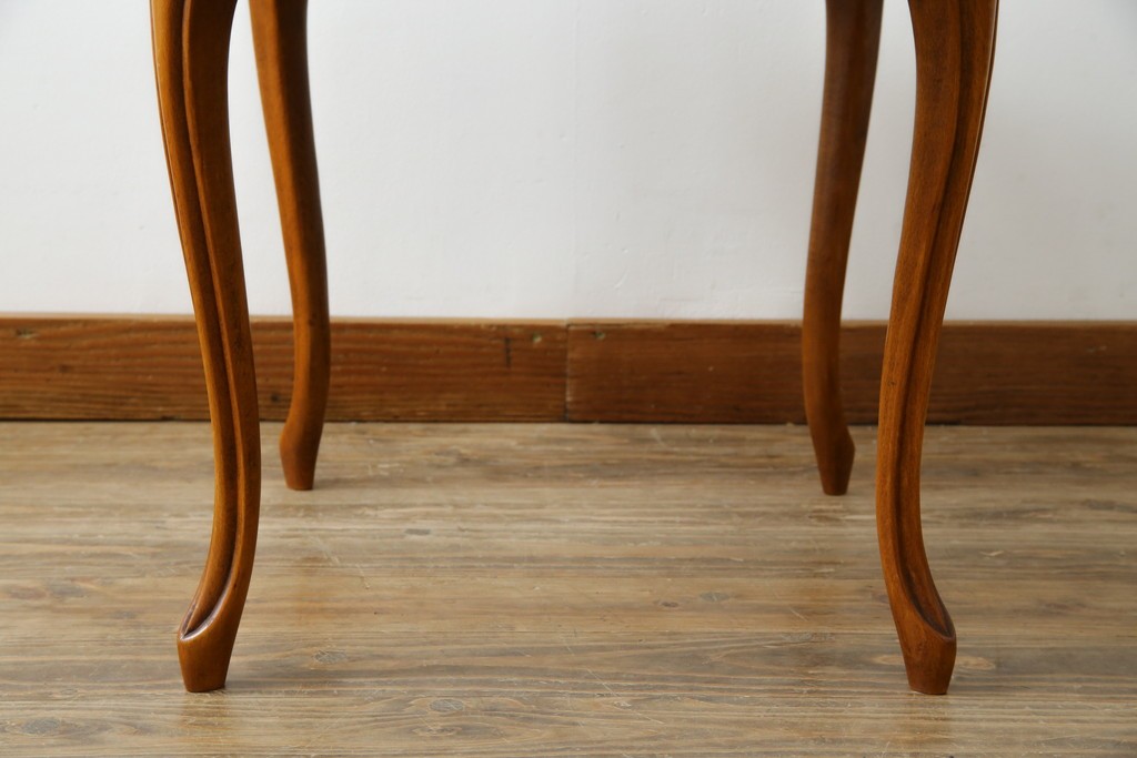 中古　美品　高級輸入家具　ビーチ材　優雅な猫脚デザインが魅力のコーヒーテーブル　定価約17万円　(R-084827)