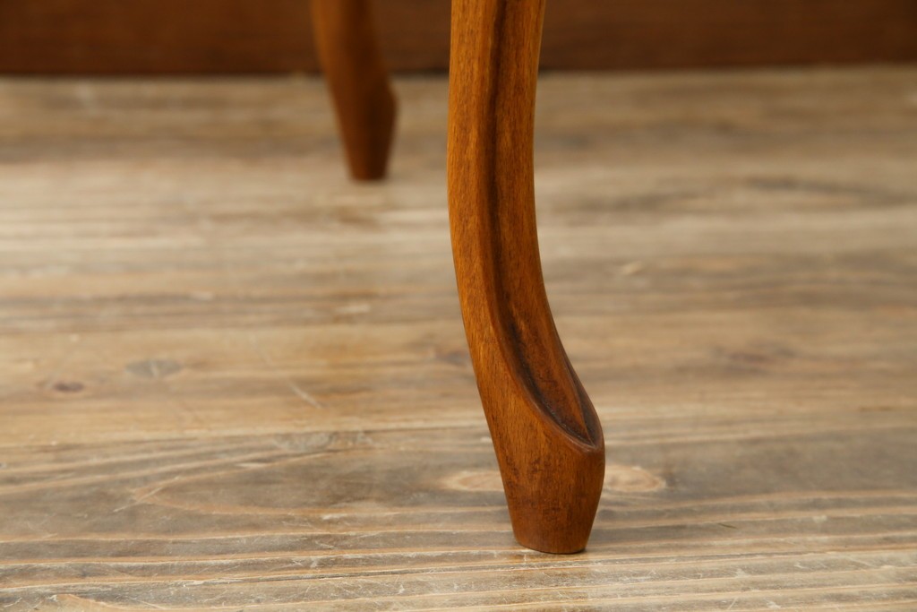 中古　美品　高級輸入家具　ビーチ材　優雅な猫脚デザインが魅力のコーヒーテーブル　定価約17万円　(R-084827)