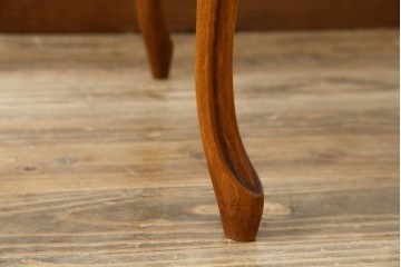 中古　美品　高級輸入家具　ビーチ材　優雅な猫脚デザインが魅力のコーヒーテーブル　定価約17万円　(R-084827)