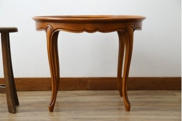 中古　美品　高級輸入家具　ビーチ材　優雅な猫脚デザインが魅力のコーヒーテーブル　定価約17万円　(R-084827)