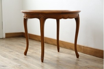 中古　美品　高級輸入家具　ビーチ材　優雅な猫脚デザインが魅力のコーヒーテーブル　定価約17万円　(R-084827)