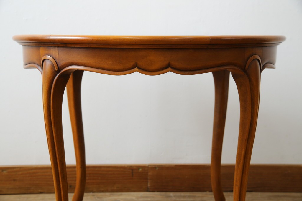 中古　美品　高級輸入家具　ビーチ材　優雅な猫脚デザインが魅力のコーヒーテーブル　定価約17万円　(R-084827)