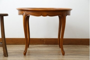 中古　美品　高級輸入家具　ビーチ材　優雅な猫脚デザインが魅力のコーヒーテーブル　定価約17万円　(R-084827)