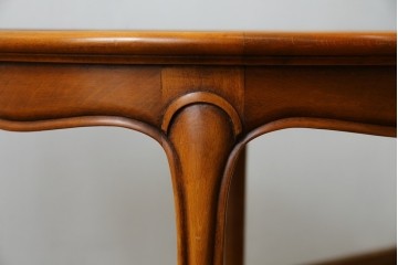 中古　美品　高級輸入家具　ビーチ材　優雅な猫脚デザインが魅力のコーヒーテーブル　定価約17万円　(R-084827)