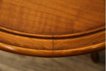 中古　美品　高級輸入家具　ビーチ材　優雅な猫脚デザインが魅力のコーヒーテーブル　定価約17万円　(R-084827)