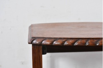 イギリスアンティーク　Lloyd’s Antiques(ロイズアンティークス)　オーク材　天板の形が珍しいネストテーブル　(R-084828)