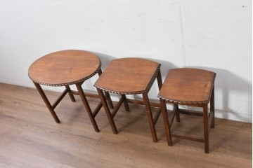 イギリスアンティーク　Lloyd’s Antiques(ロイズアンティークス)　オーク材　天板の形が珍しいネストテーブル　(R-084828)