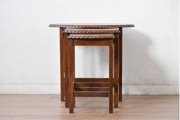 イギリスアンティーク　Lloyd’s Antiques(ロイズアンティークス)　オーク材　天板の形が珍しいネストテーブル　(R-084828)