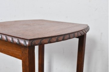 イギリスアンティーク　Lloyd’s Antiques(ロイズアンティークス)　オーク材　天板の形が珍しいネストテーブル　(R-084828)