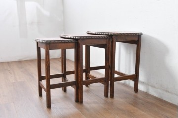 イギリスアンティーク　Lloyd’s Antiques(ロイズアンティークス)　オーク材　天板の形が珍しいネストテーブル　(R-084828)