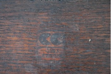 イギリスアンティーク　Lloyd’s Antiques(ロイズアンティークス)　オーク材　天板の形が珍しいネストテーブル　(R-084828)