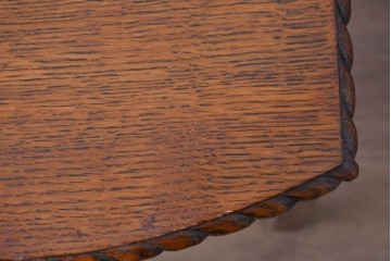 イギリスアンティーク　Lloyd’s Antiques(ロイズアンティークス)　オーク材　天板の形が珍しいネストテーブル　(R-084828)