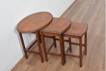 イギリスアンティーク　Lloyd’s Antiques(ロイズアンティークス)　オーク材　天板の形が珍しいネストテーブル　(R-084828)