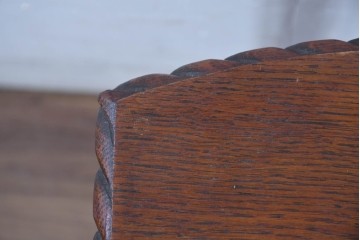 イギリスアンティーク　Lloyd’s Antiques(ロイズアンティークス)　オーク材　天板の形が珍しいネストテーブル　(R-084828)