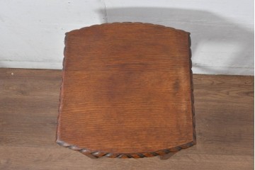 イギリスアンティーク　Lloyd’s Antiques(ロイズアンティークス)　オーク材　天板の形が珍しいネストテーブル　(R-084828)