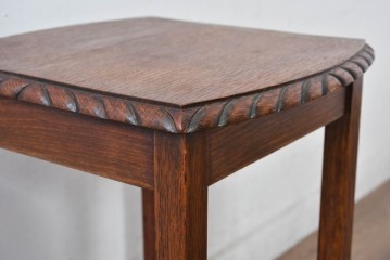 イギリスアンティーク　Lloyd’s Antiques(ロイズアンティークス)　オーク材　天板の形が珍しいネストテーブル　(R-084828)