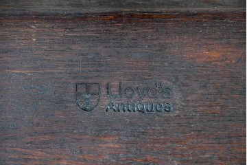 イギリスアンティーク　Lloyd’s Antiques(ロイズアンティークス)　オーク材　天板の形が珍しいネストテーブル　(R-084828)