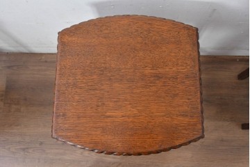 イギリスアンティーク　Lloyd’s Antiques(ロイズアンティークス)　オーク材　天板の形が珍しいネストテーブル　(R-084828)