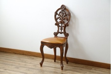 中古　高級輸入家具　本革　華やかな花模様の彫刻が魅力のアームレスチェア　定価約12万円相当　(R-084829)