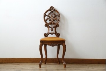 中古　高級輸入家具　本革　華やかな花模様の彫刻が魅力のアームレスチェア　定価約12万円相当　(R-084829)