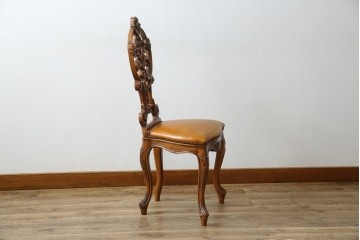 中古　高級輸入家具　本革　華やかな花模様の彫刻が魅力のアームレスチェア　定価約12万円相当　(R-084829)