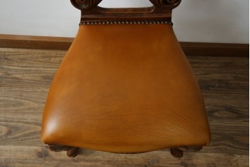 中古　高級輸入家具　本革　華やかな花模様の彫刻が魅力のアームレスチェア　定価約12万円相当　(R-084829)