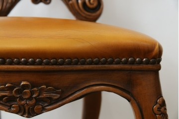中古　高級輸入家具　本革　華やかな花模様の彫刻が魅力のアームレスチェア　定価約12万円相当　(R-084829)