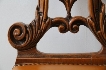 中古　高級輸入家具　本革　華やかな花模様の彫刻が魅力のアームレスチェア　定価約12万円相当　(R-084829)