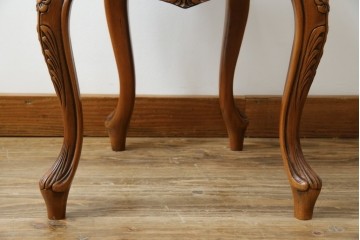 中古　高級輸入家具　本革　華やかな花模様の彫刻が魅力のアームレスチェア　定価約12万円相当　(R-084829)