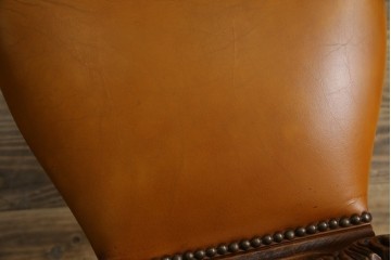 中古　高級輸入家具　本革　華やかな花模様の彫刻が魅力のアームレスチェア　定価約12万円相当　(R-084829)