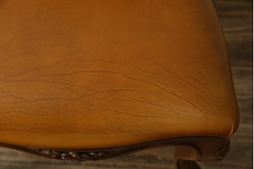 中古　高級輸入家具　本革　華やかな花模様の彫刻が魅力のアームレスチェア　定価約12万円相当　(R-084829)