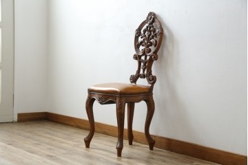 中古　高級輸入家具　本革　華やかな花模様の彫刻が魅力のアームレスチェア　定価約12万円相当　(R-084829)