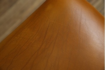 中古　高級輸入家具　本革　華やかな花模様の彫刻が魅力のアームレスチェア　定価約12万円相当　(R-084829)