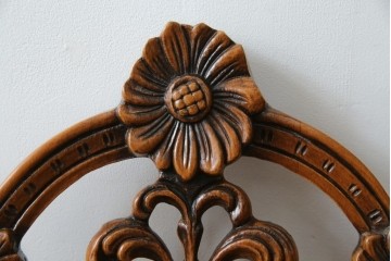 中古　高級輸入家具　本革　華やかな花模様の彫刻が魅力のアームレスチェア　定価約12万円相当　(R-084829)